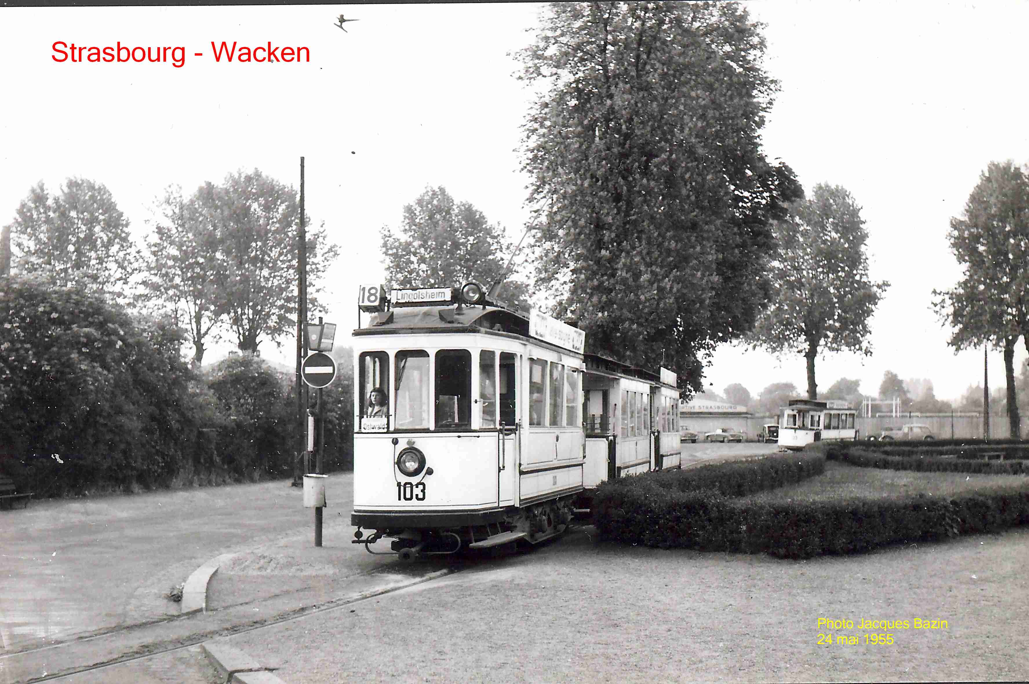 La motrice n� 103 et deux remoques stationnent au terminus du Wacken.